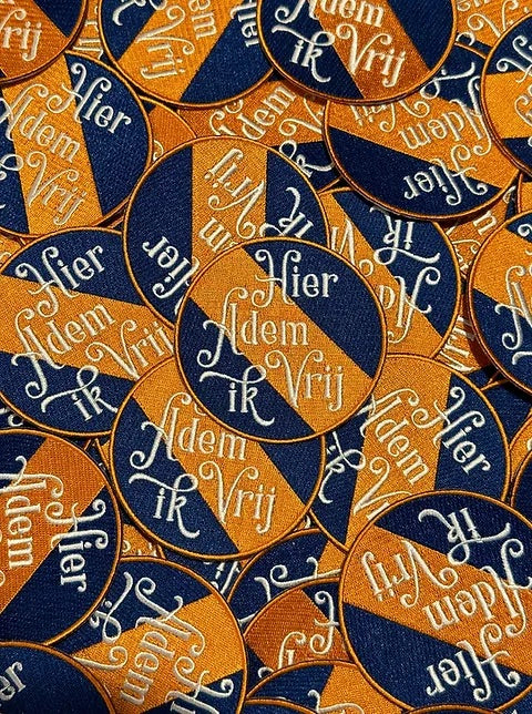 "Hier Adem Ik Vrij"-badge